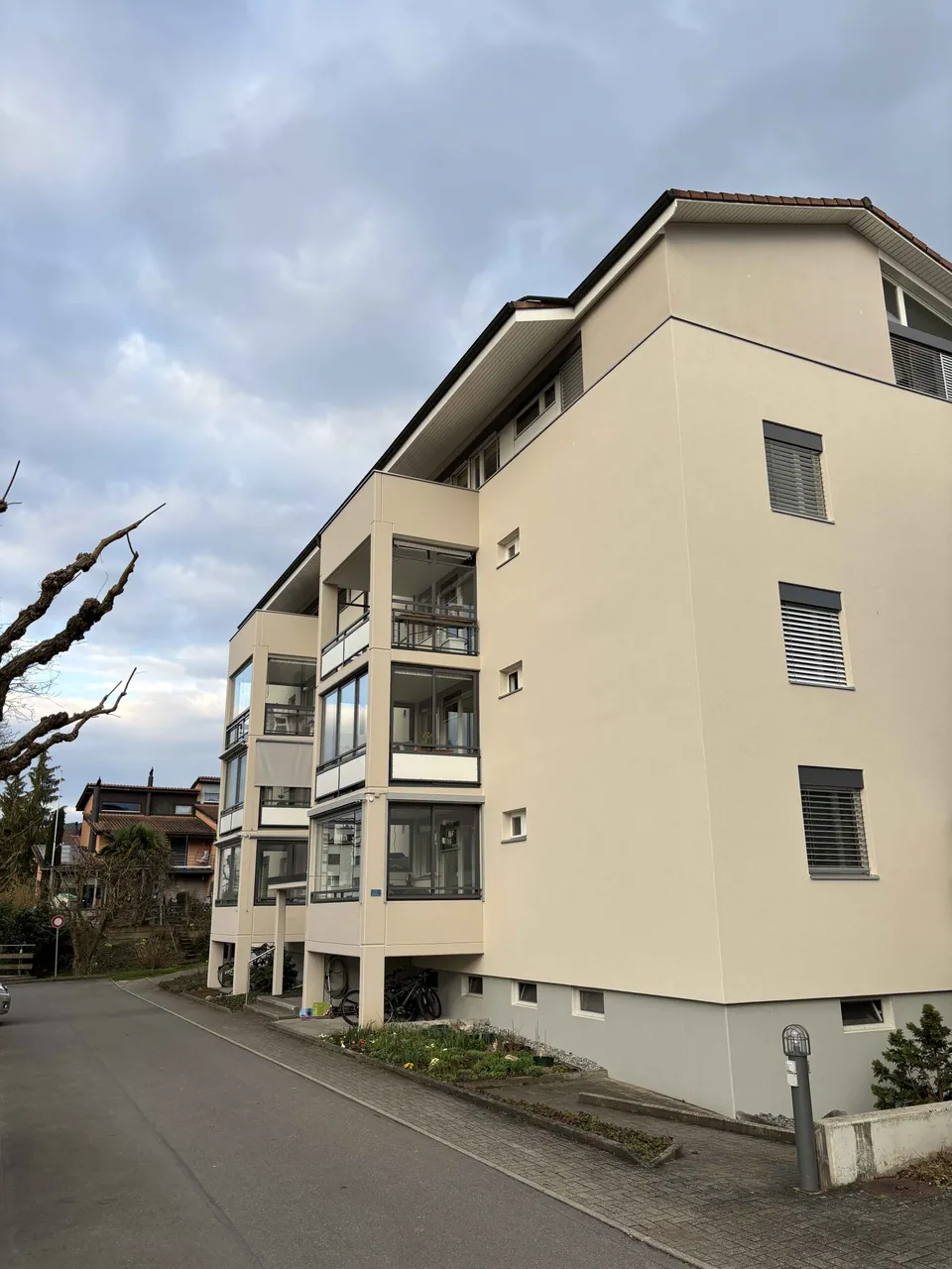 Hell gestrichene Fassade eines Mehrfamilienhauses
