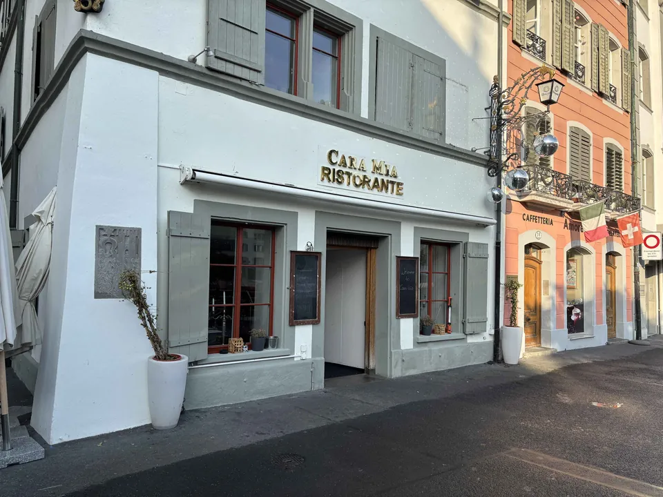 Altstadthaus mit weisser Fassade und grauen Fensterläden