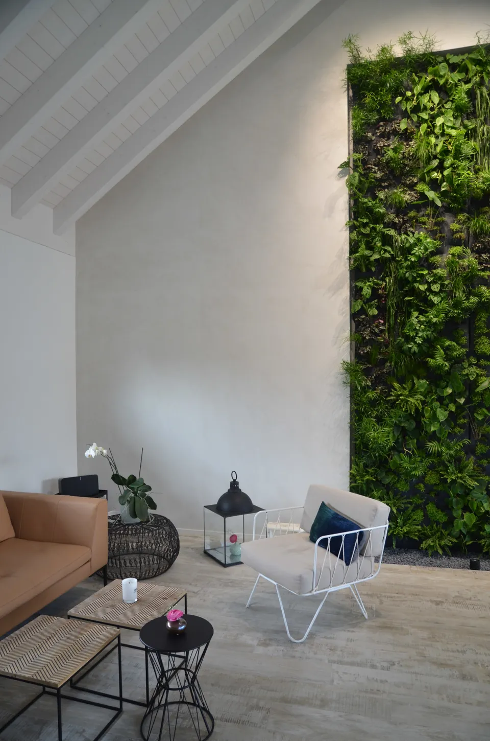 Sitzecke vor heller Wand und Pflanzenwand