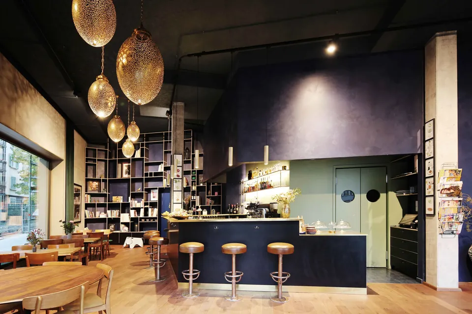 Bar des Restaurants Majorelle mit dunkelblauen Wänden und Leuchten aus Messing