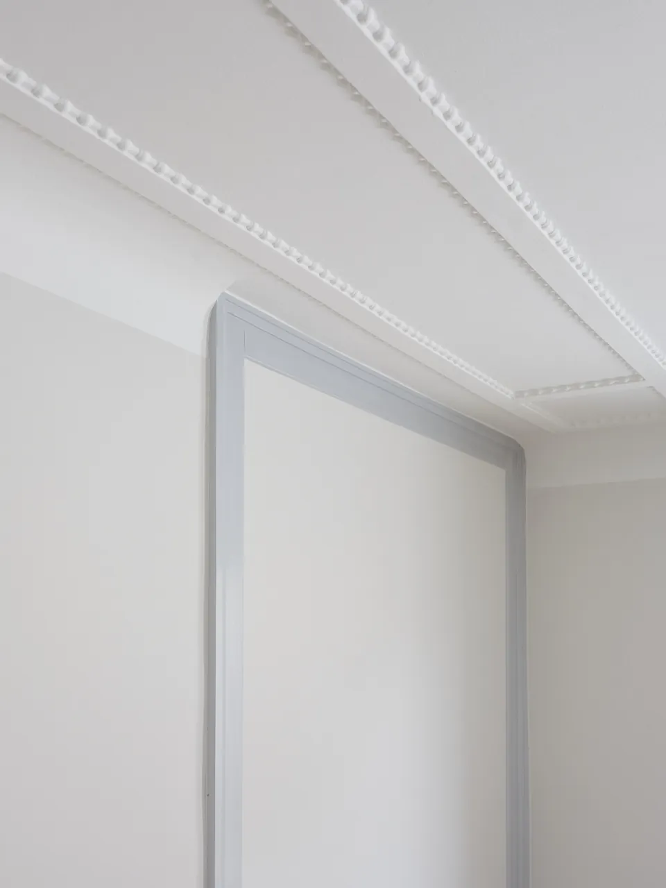 Stuckdecke und Wandfeld mit grauer Einfassung