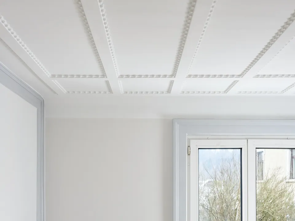Stuckdecke über der Balkontür im Altbau