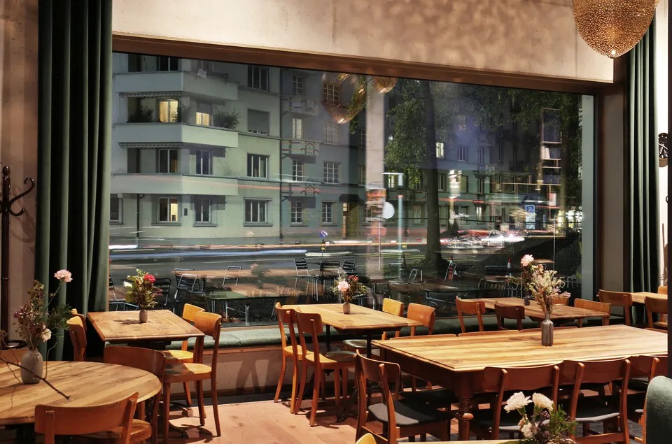 Tische am Fenster mit Blick auf die Strasse