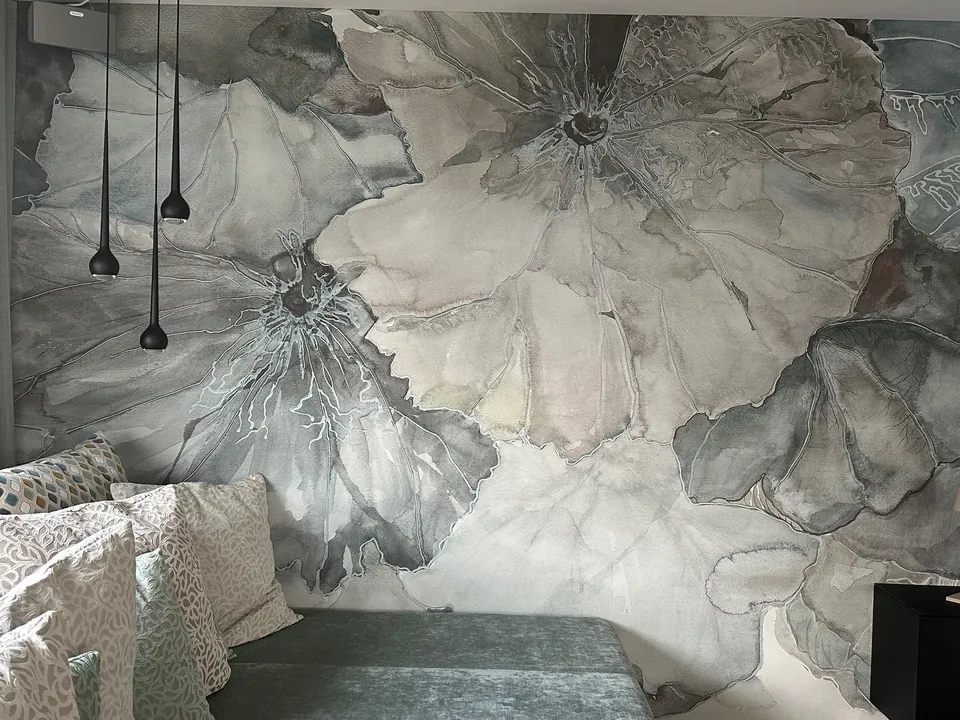 Wandbild mit grossen Blüten in Grau- und Blautönen