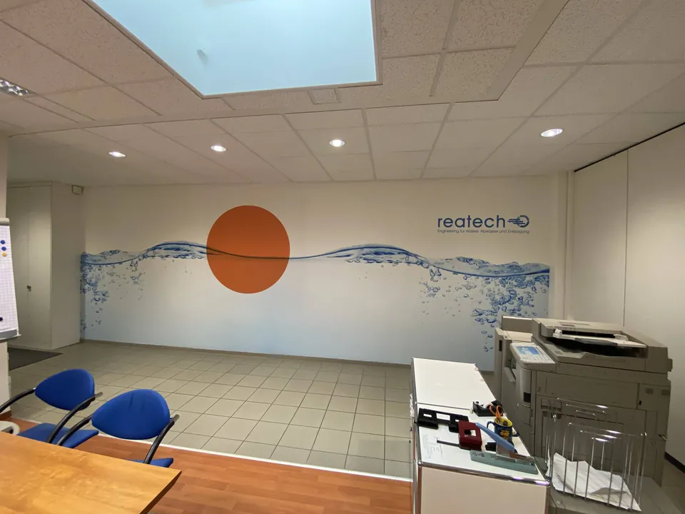 Büro mit Wandbild aus Wasser und orangem Kreis