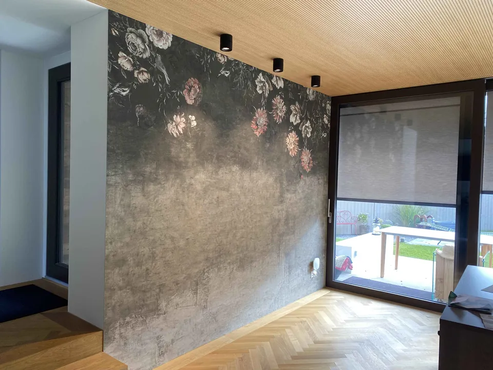 Wohnraum mit Wandbild einer verwitterten Mauer mit Rosen