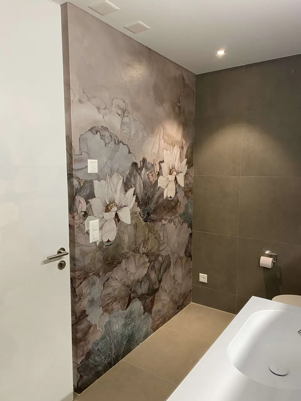 Bad mit Blüten-Wandbild bis unter die Decke