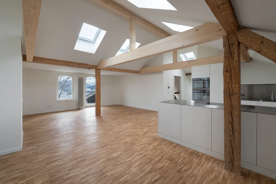Dachgeschoss mit Holzbalken, Küche und Oberlichtern