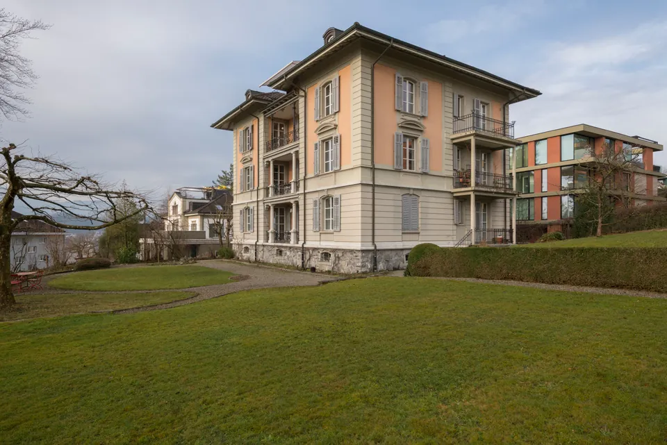 Haus mit Garten und Fassade in Gelb und Rosa