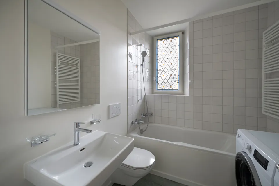 Bad mit Badewanne und Bleiglasfenster