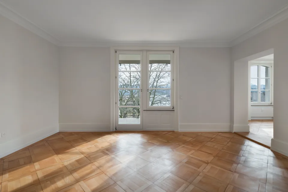 Zimmer mit Parkett und Balkontür im Altbau
