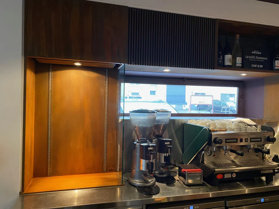 Kaffeebar mit Nische in Kupfer und Rostton