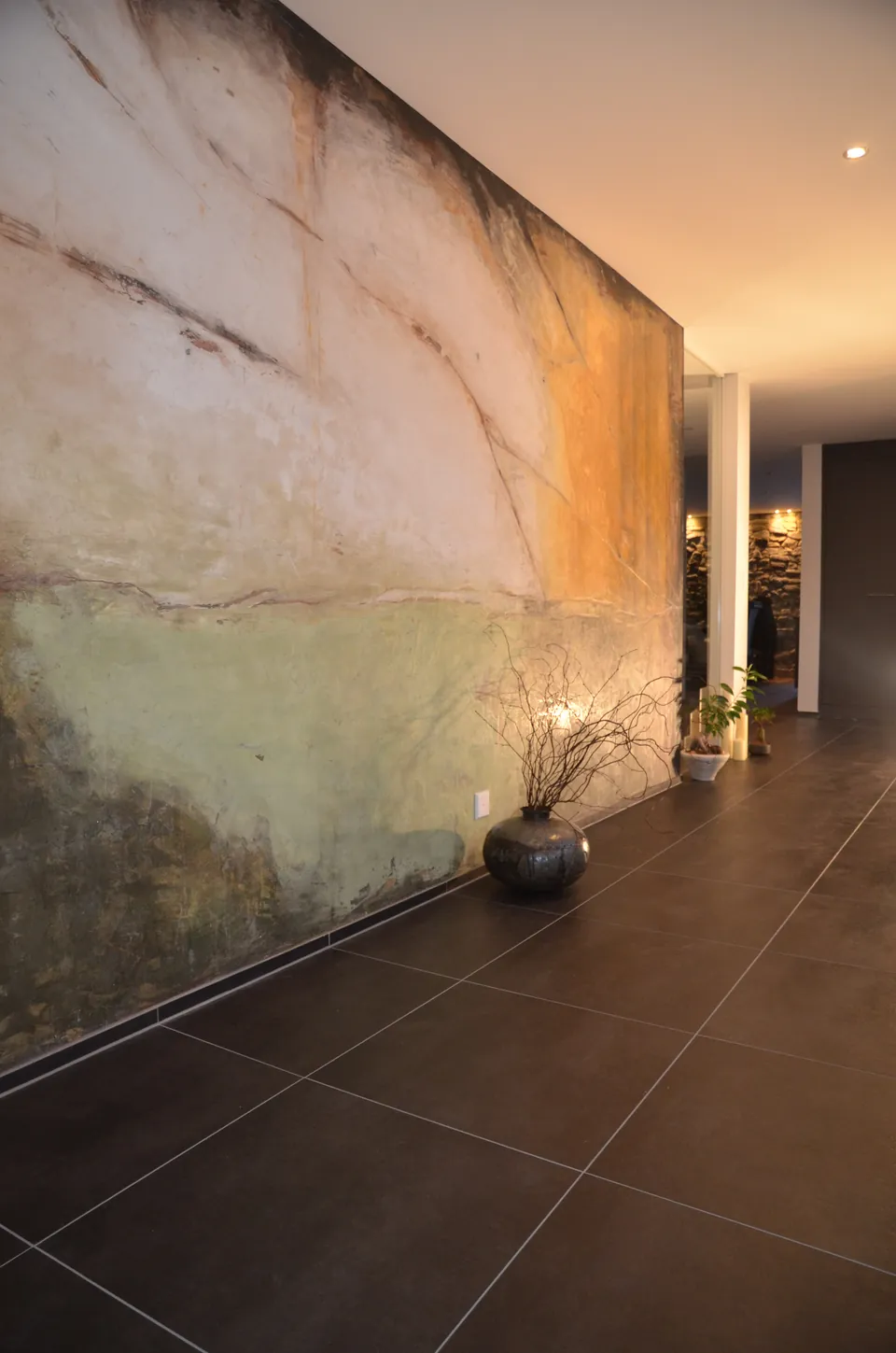 Lange gestaltete Wand in Ocker und Grün im Korridor