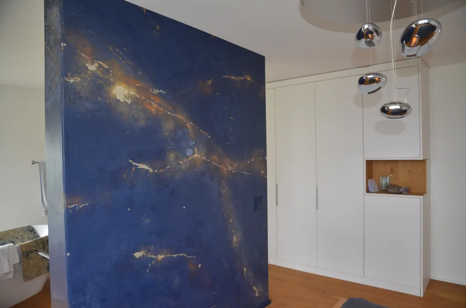 Freistehende Wand in tiefem Blau mit goldenen Adern